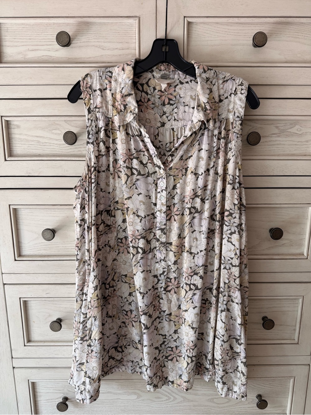 Cupio Sleeveless Floral Button-Front Women’s Top in Neutral Floral